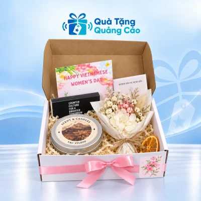 Minh họa bộ nến tròn nắp kim loại, hoa khô và phụ kiện trong hộp trên nền Quà Tặng Quảng Cáo
