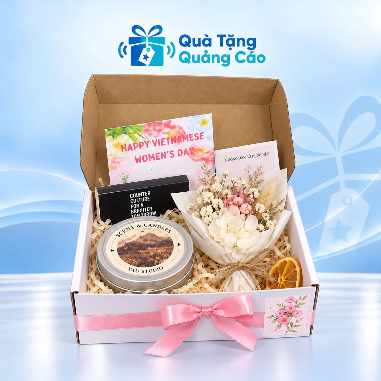 Minh họa bộ nến 100ml và hoa khô trong hộp Minh họa bộ nến tròn nắp kim loại, hoa khô và phụ kiện trong hộp trên nền Quà Tặng Quảng Cáo
