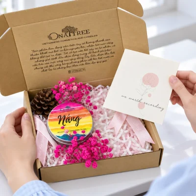Minh họa người lớn đọc thiệp bên hộp quà có một nến nhãn Nắng và hoa khô
