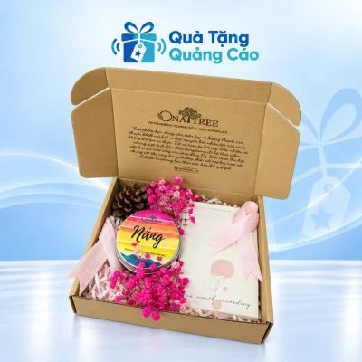 Minh họa cả bộ nến nhãn Nắng, hoa khô và thiệp trong hộp carton mở trên nền Quà Tặng Quảng Cáo