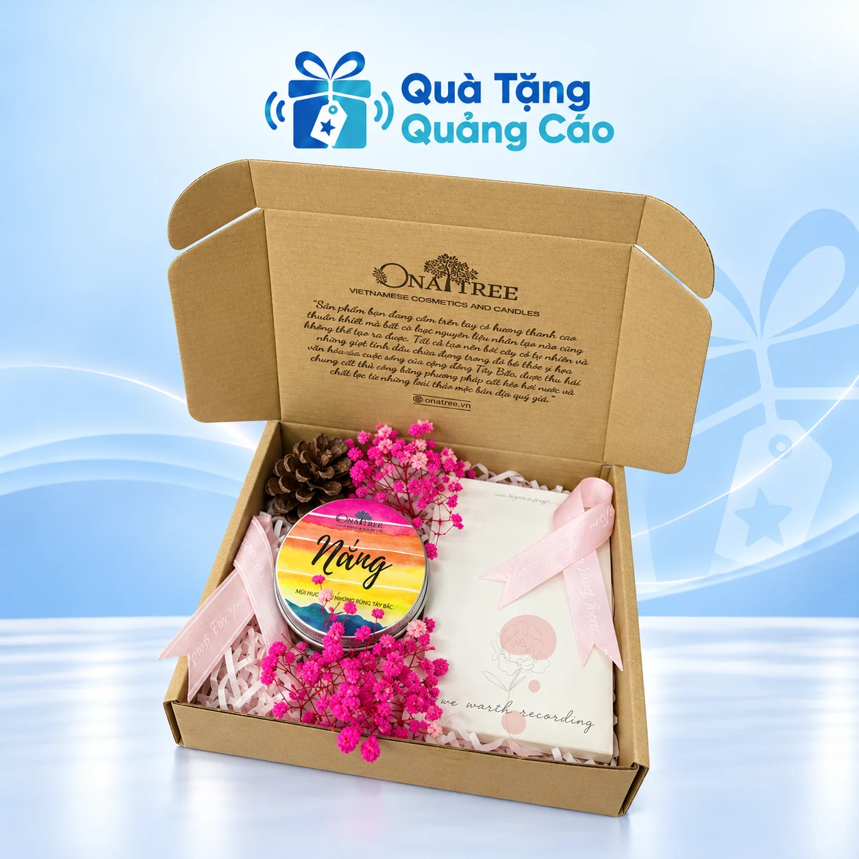 Bộ nến thơm 70g trong hộp carton trên nền thương hiệu Minh họa cả bộ nến nhãn Nắng, hoa khô và thiệp trong hộp carton mở trên nền Quà Tặng Quảng Cáo