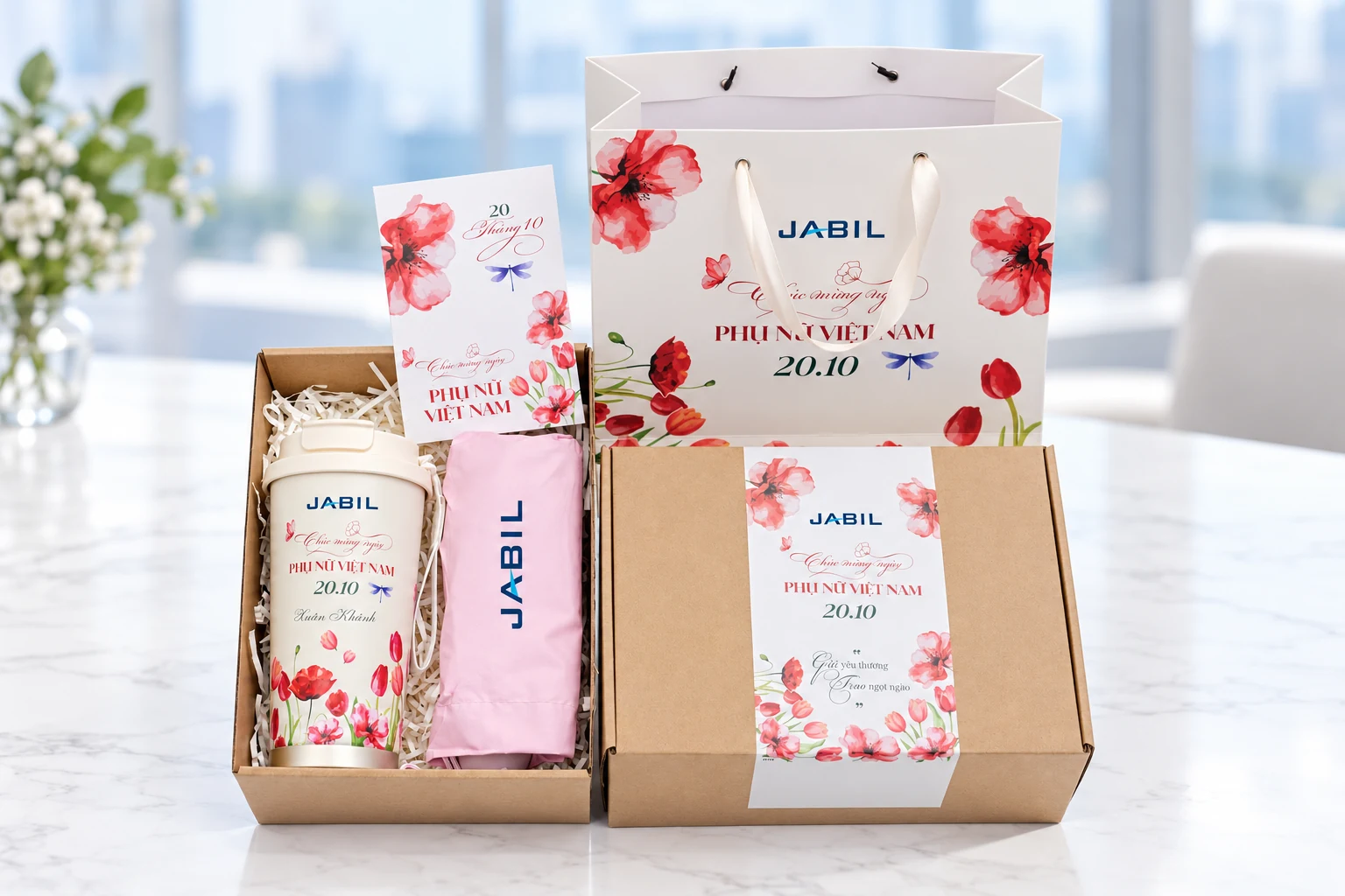 Bộ quà có cốc, món vải màu hồng, thiệp, hộp và túi mang hình in JABIL