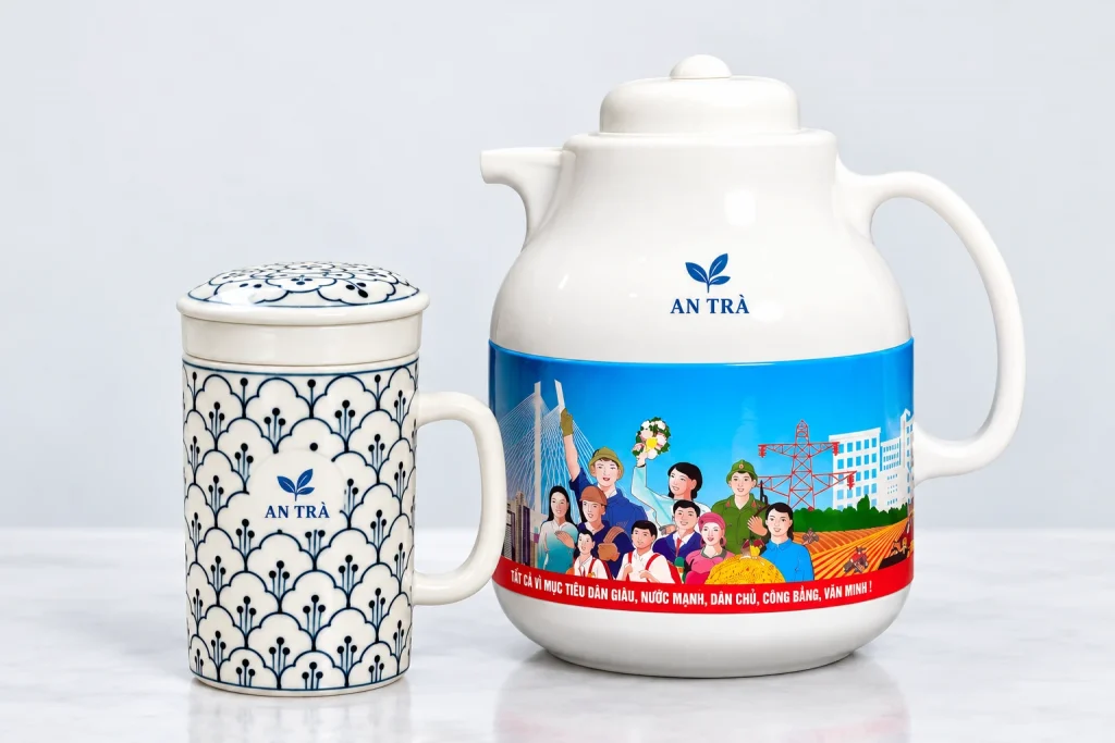 Minh họa nhận diện AN TRÀ trên vùng chừa ở cốc và vùng trắng phía trên họa tiết phích Rạng Đông