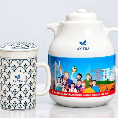 Minh họa nhận diện AN TRÀ trên vùng chừa ở cốc và vùng trắng phía trên họa tiết phích Rạng Đông