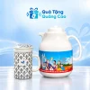 Minh họa phích Rạng Đông họa tiết xanh cùng cốc lọc trà hoa văn xanh trên nền xanh nhạt