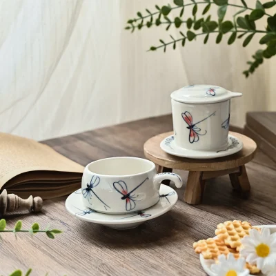 Ảnh tham khảo cốc nhỏ và đĩa họa tiết chuồn chuồn, thân phin cùng nắp đặt phía sau