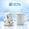 Minh họa bộ phin sứ chuồn chuồn có cốc và đĩa, cạnh cốc cao cá nét xanh có nắp trên nền xanh nhạt