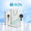 Minh họa quạt trắng, bút bi trắng và túi giấy họa tiết xanh cạnh hộp riêng của quạt
