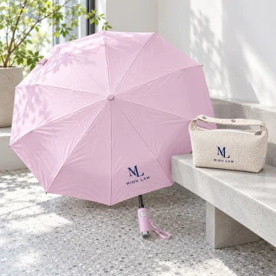 Minh họa nhận diện ML MINH LAM màu xanh trên mặt túi cói và một múi dù hồng