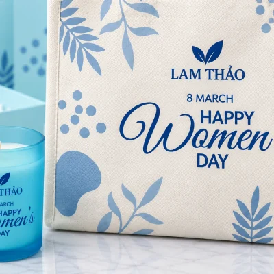 Minh họa nhận diện LAM THẢO trên mặt túi cói và một màu trên cốc nến xanh