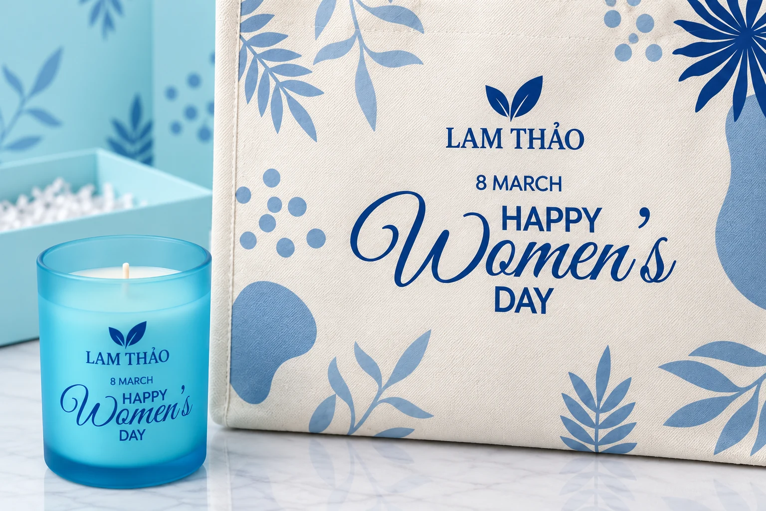 Minh họa nhận diện trên túi cói và cốc nến Minh họa nhận diện LAM THẢO trên mặt túi cói và một màu trên cốc nến xanh