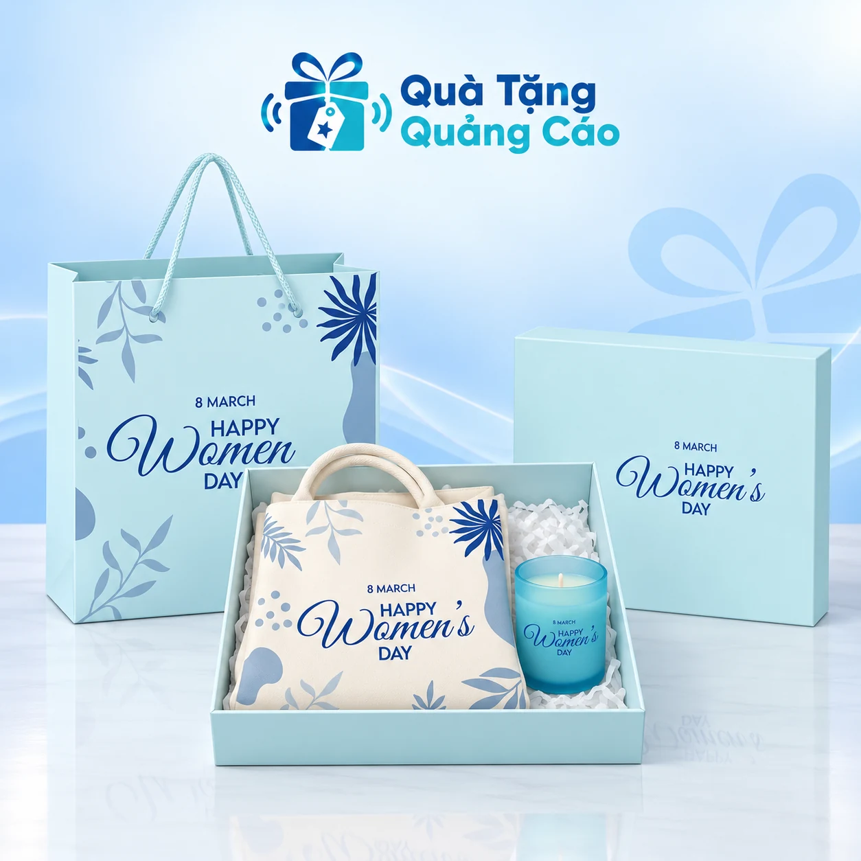 Minh họa cả bộ túi cói và cốc nến trong hộp trên nền thương hiệu Minh họa túi cói gấp cùng cốc nến xanh nằm trong hộp quà, kèm túi giấy trên nền Quà Tặng Quảng Cáo