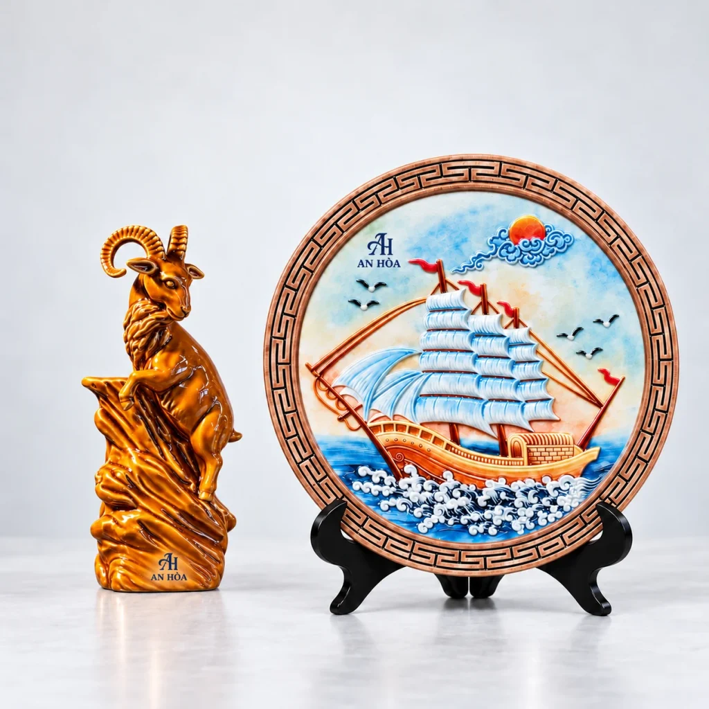 Minh họa nhận diện AH AN HÒA nhỏ trên chân tượng và khoảng trời trống của đĩa thuyền buồm