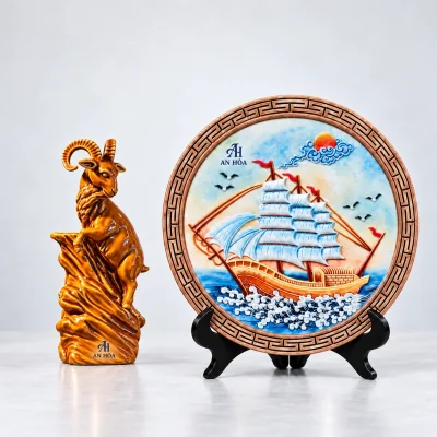 Minh họa nhận diện AH AN HÒA nhỏ trên chân tượng và khoảng trời trống của đĩa thuyền buồm