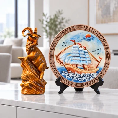 Minh họa tượng dê và đĩa thuyền buồm trên kệ gỗ cùng đặt trên tủ thấp tại không gian tiếp khách sáng