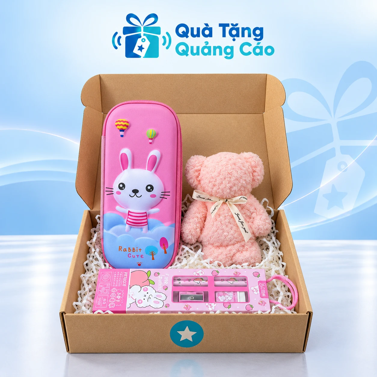 Bộ ví bút, dụng cụ học tập và khăn gấu trên nền thương hiệu Minh họa ví bút thỏ hồng, bộ dụng cụ học tập và khăn gấu hồng trong hộp carton