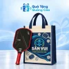 Minh họa bộ vợt viền đỏ và túi giả đay in PET xanh than trên nền Quà Tặng Quảng Cáo