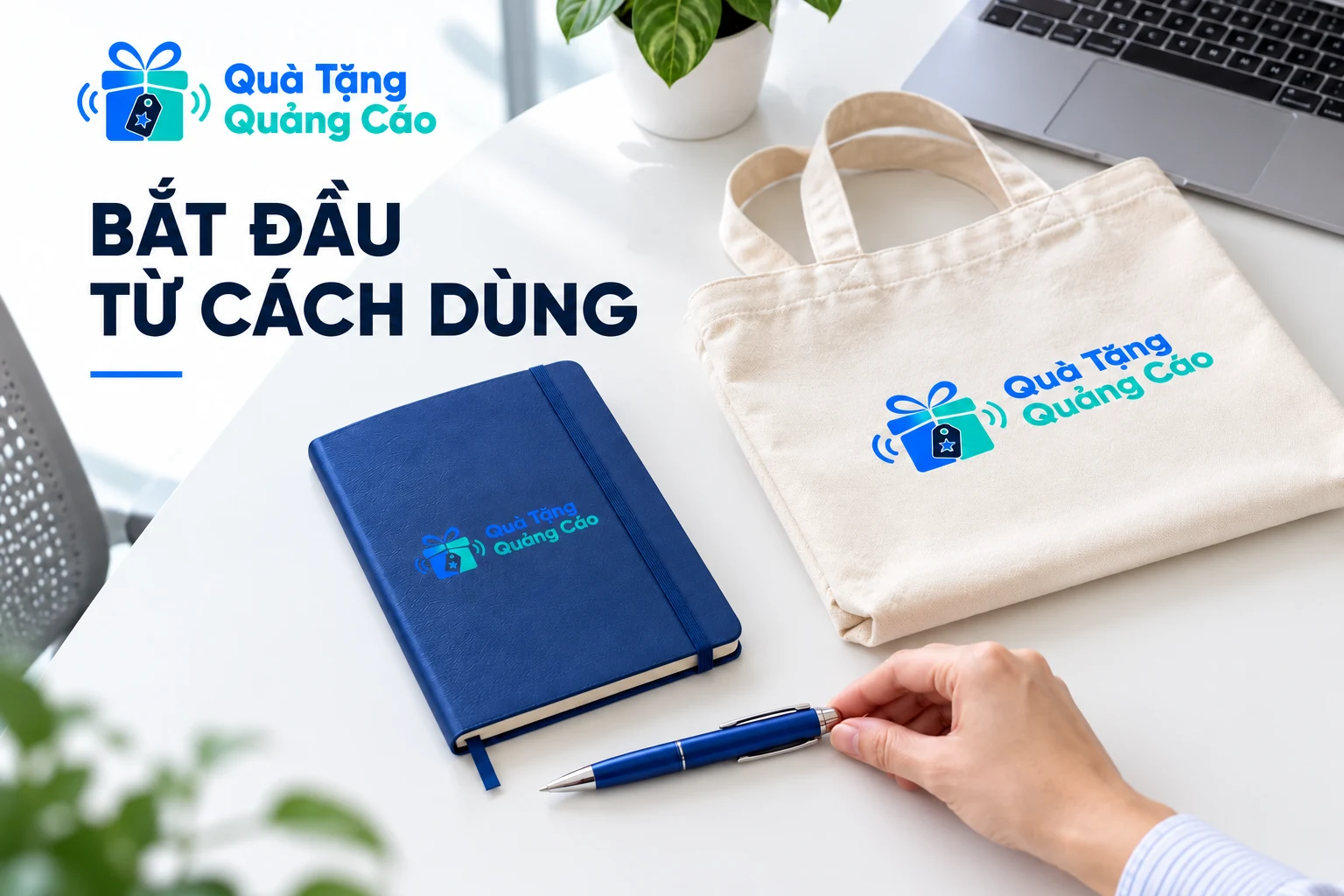 Sổ xanh, bút và túi vải đặt riêng trên bàn để trao đổi nhu cầu ghi chép và mang tài liệu