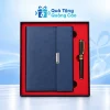 Minh họa đủ sổ còng xanh bên trái và bút đen viền vàng bên phải trong hộp đen khay đỏ