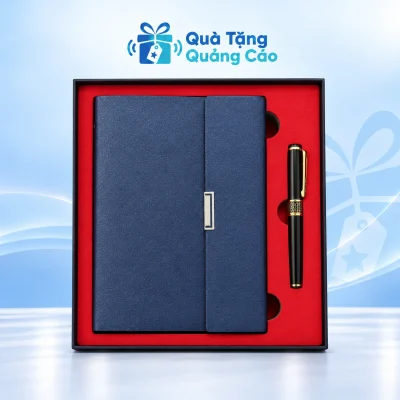 Minh họa đủ sổ còng xanh bên trái và bút đen viền vàng bên phải trong hộp đen khay đỏ