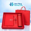 Minh họa đủ sổ đỏ tai gài chữ C, bút đỏ và bình đỏ nắp trơn trong khay hộp đỏ, túi giấy đỏ phía sau