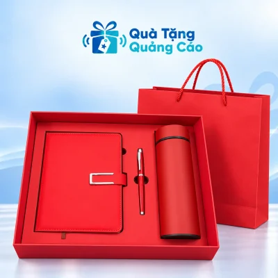 Minh họa đủ sổ đỏ tai gài chữ C, bút đỏ và bình đỏ nắp trơn trong khay hộp đỏ, túi giấy đỏ phía sau