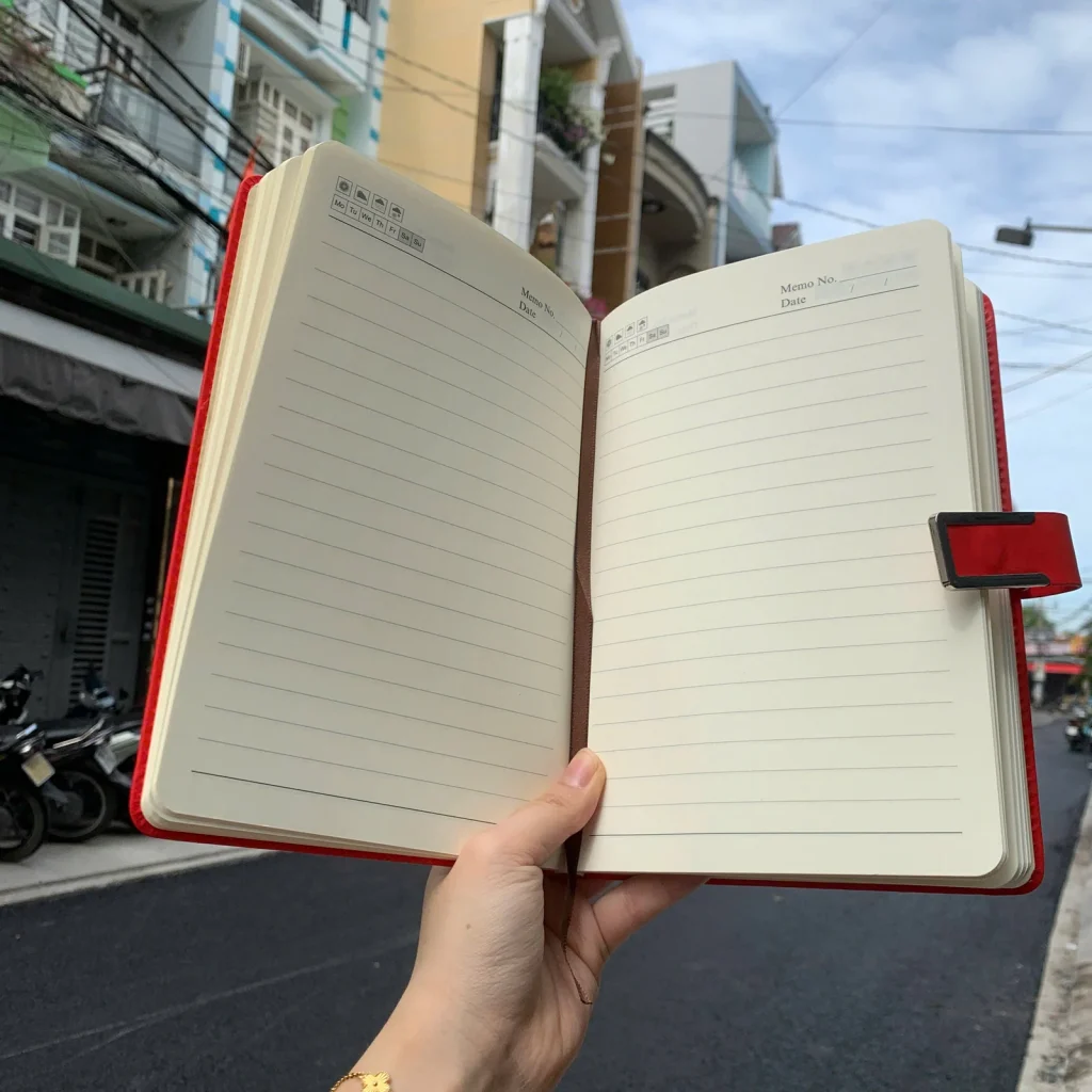 Tư liệu sổ bìa đỏ mở ruột kẻ ngang, tai gài viền bạc hở chữ C ở bên phải