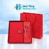 Minh họa sổ đỏ tai gài vuông hoa văn và bút đỏ trong hộp, túi giấy đỏ trơn phía sau