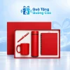 Minh họa đủ bốn món đỏ gồm sổ lò xo, bình, cốc có quai và bút trong hộp đỏ khay sáng