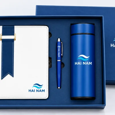 Minh họa nhận diện sóng HAI NAM trên sổ trắng, bình xanh, bút xanh và nắp hộp