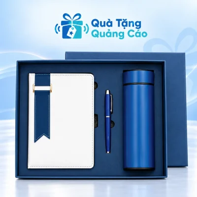 Minh họa sổ trắng phối dải xanh, bút xanh và bình xanh nắp trơn nằm trong khay hộp xanh trên nền thương hiệu