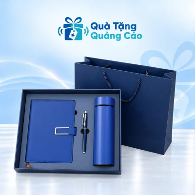 Minh họa đủ sổ xanh tai gài chữ C, bút xanh phối bạc và bình xanh nắp trơn trong khay hộp xanh