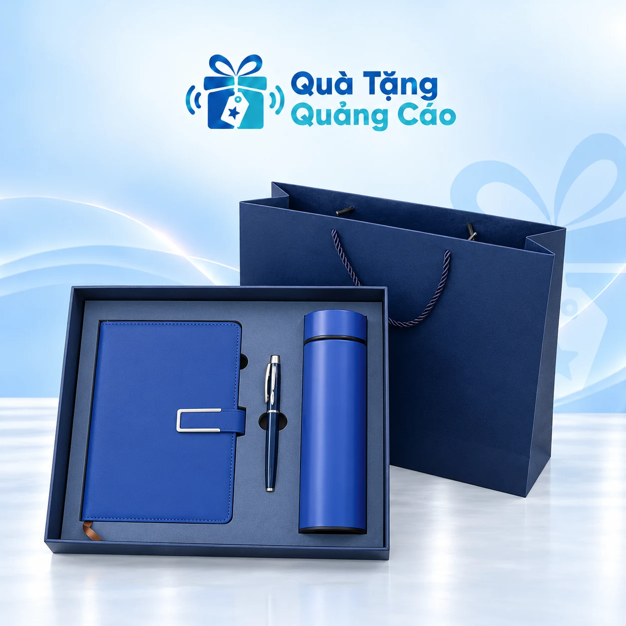 Minh họa sổ xanh chữ C, bình nắp trơn và bút trong hộp Minh họa đủ sổ xanh tai gài chữ C, bút xanh phối bạc và bình xanh nắp trơn trong khay hộp xanh