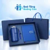 Minh họa cả bộ sổ xanh tai gài chữ C, bình xanh rãnh dọc và bút xanh nằm trong khay hộp, túi giấy xanh phía sau