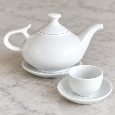 Cận vòi cong, quai bầu dục và núm nắp đầu loe của ấm trà trắng