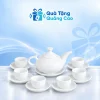 Bộ trà trắng vòi voi gồm ấm, sáu chén không quai và bảy đĩa trên nền Quà Tặng Quảng Cáo