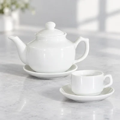 Cận vai ấm, quai góc mềm và chén thấp của bộ trà men trắng