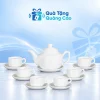 Bộ trà trắng vuông thấp gồm ấm, sáu chén có quai và bảy đĩa trên nền Quà Tặng Quảng Cáo