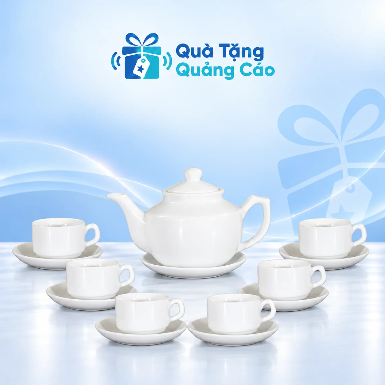 Bộ trà trắng vuông thấp gồm ấm, sáu chén có quai và bảy đĩa trên nền Quà Tặng Quảng Cáo Bộ trà trắng vuông thấp gồm ấm, sáu chén có quai và bảy đĩa trên nền Quà Tặng Quảng Cáo