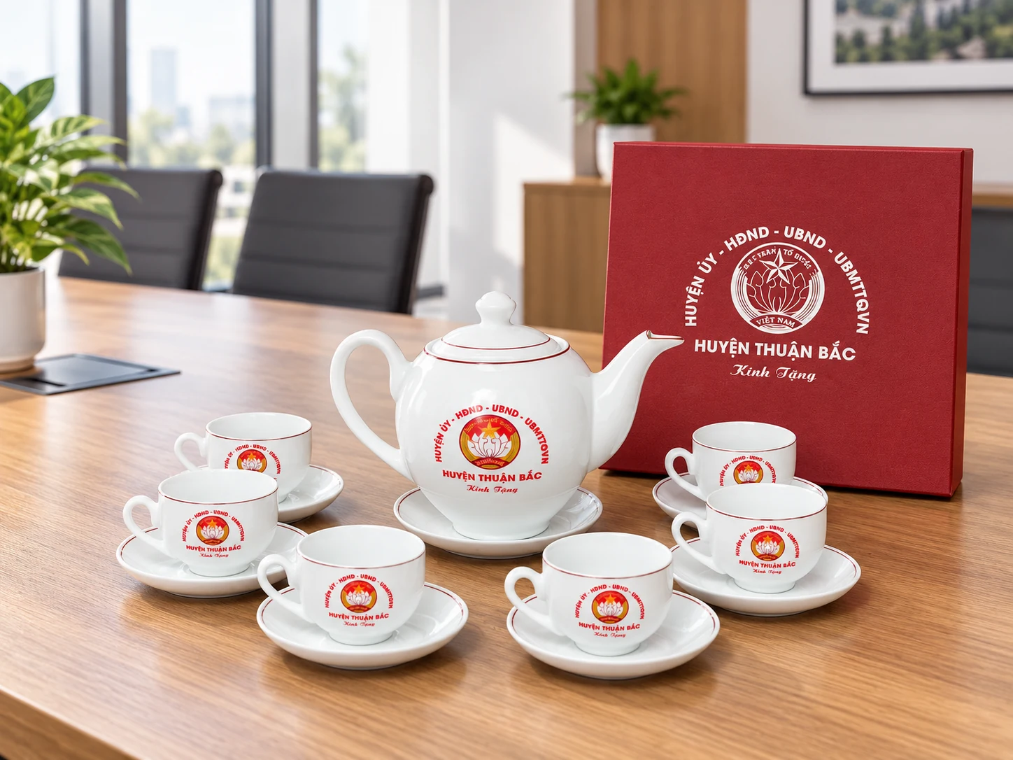 Bộ ấm chén trắng viền đỏ cùng hộp quà trên bàn tiếp khách văn phòng, cảnh minh họa AI