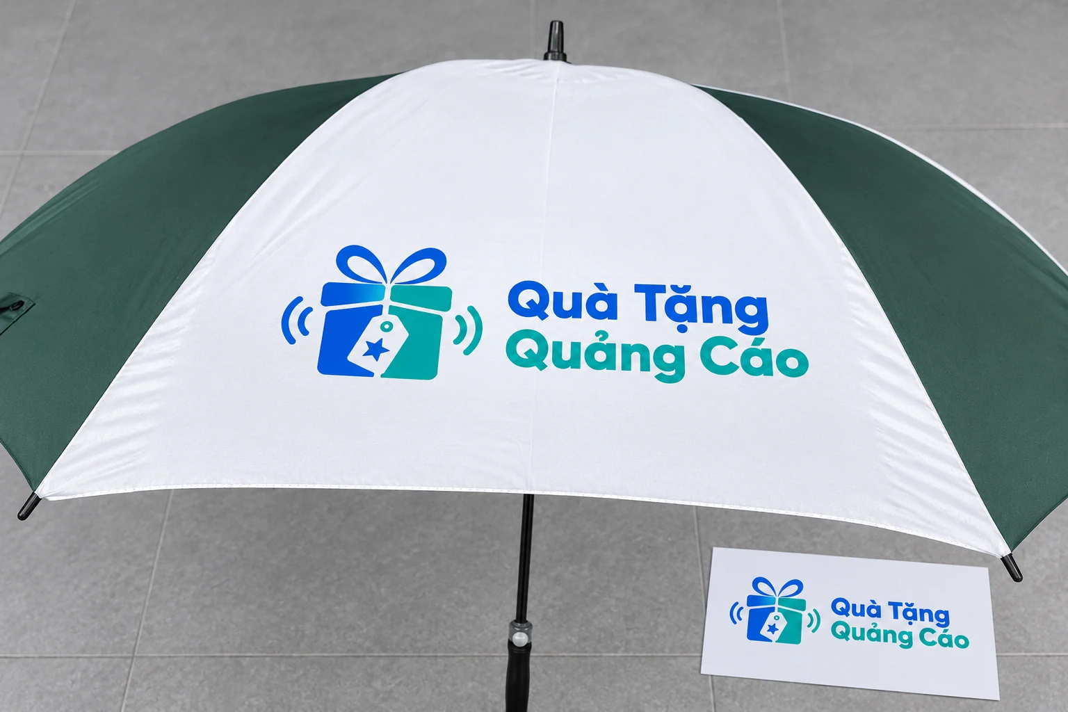 Logo Quà Tặng Quảng Cáo minh họa trên vùng múi trắng của ô phối xanh