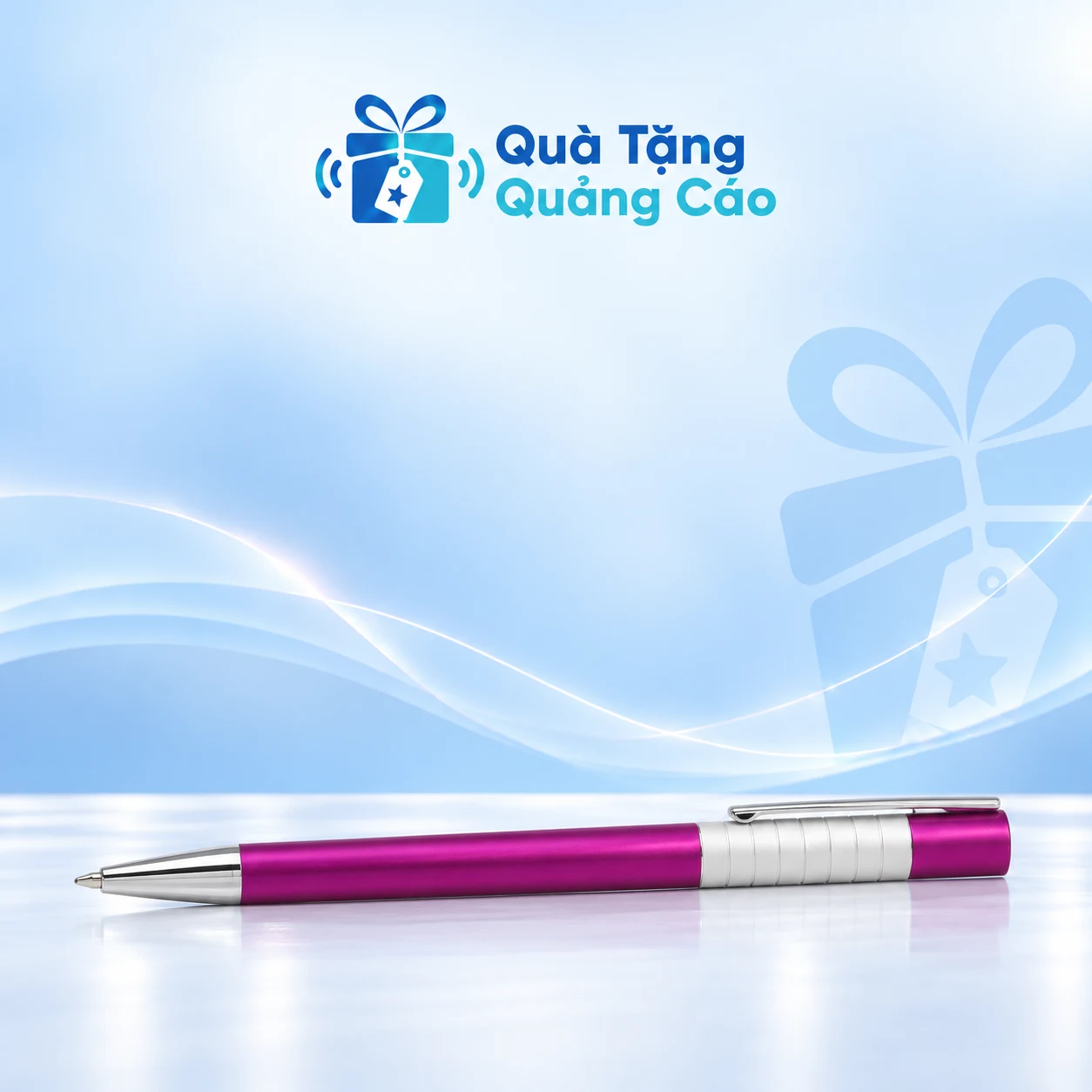 Bút BP2017C tím bạc trên nền Quà Tặng Quảng Cáo Một bút tím phối bạc BP2017C nằm trên nền xanh nhạt