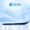 Một bút xanh dương với đầu rọc giấy dẹt cong nằm trên nền xanh nhạt
