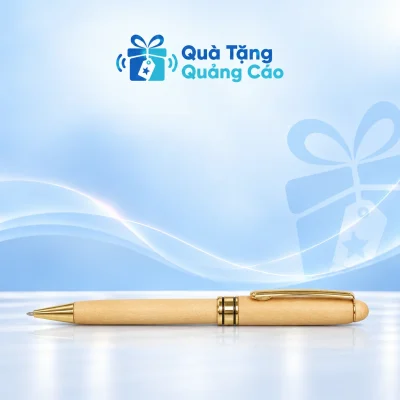 Một bút gỗ màu sáng với clip và đầu vàng nằm trên nền xanh nhạt
