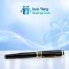Một bút đóng nắp đen viền vàng với đai tổ ong, nằm trên nền xanh nhạt