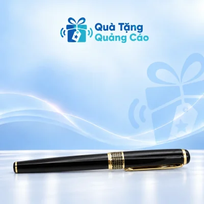 Một bút đóng nắp đen viền vàng với đai tổ ong, nằm trên nền xanh nhạt