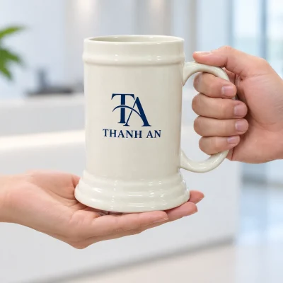 Minh họa trao ca bia men kem in logo làm quà doanh nghiệp