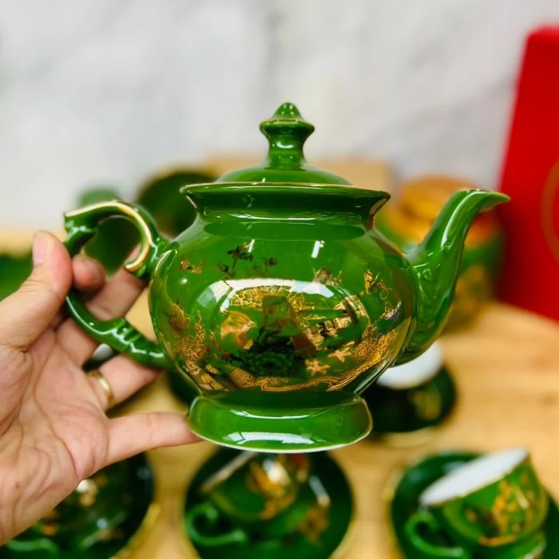 Ảnh cận ấm trà men xanh cho thấy quai, vòi, nắp và họa tiết trên thân