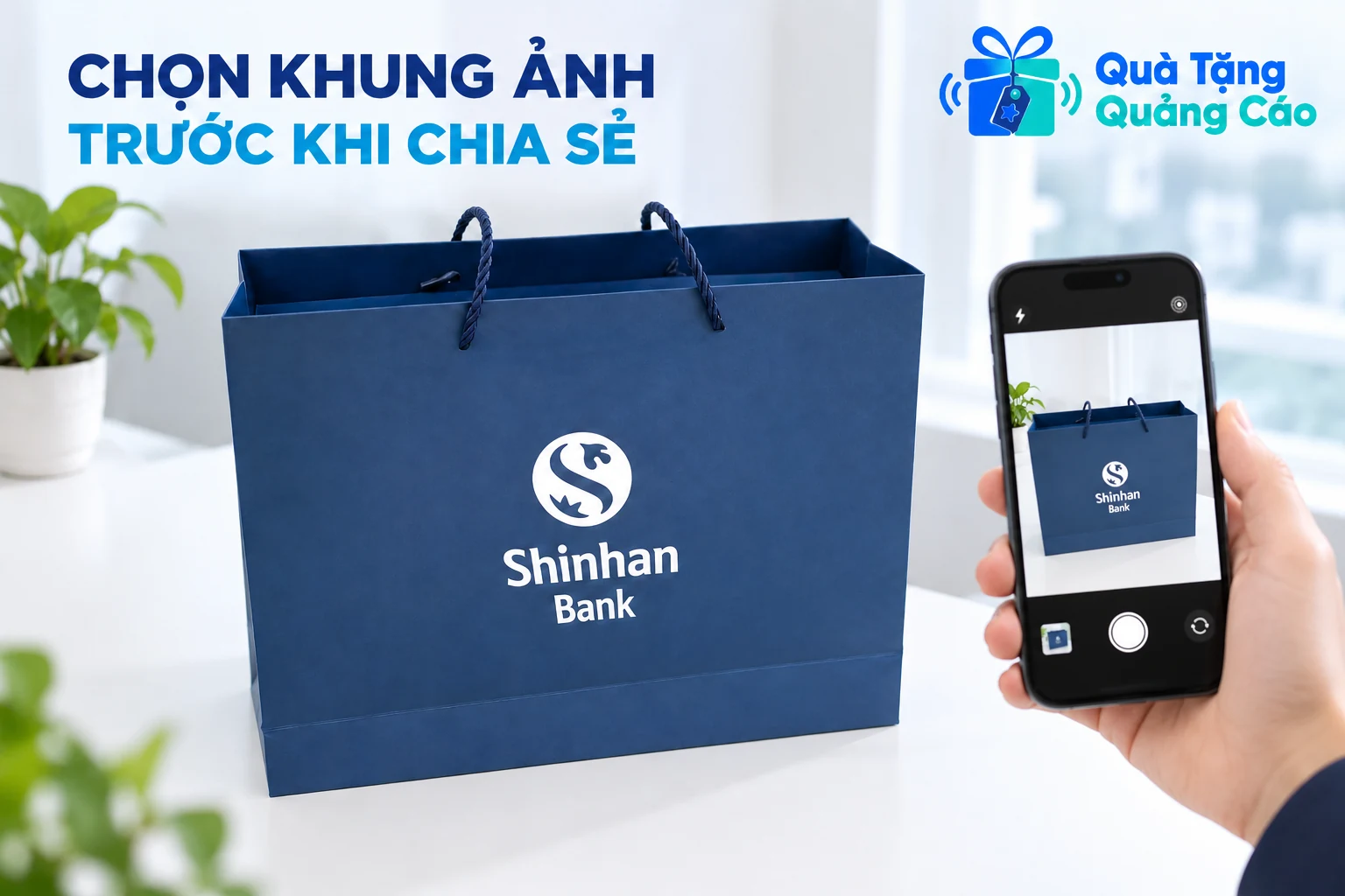 Điện thoại chụp mặt túi quà không có nhãn thông tin cá nhân trong cảnh minh họa