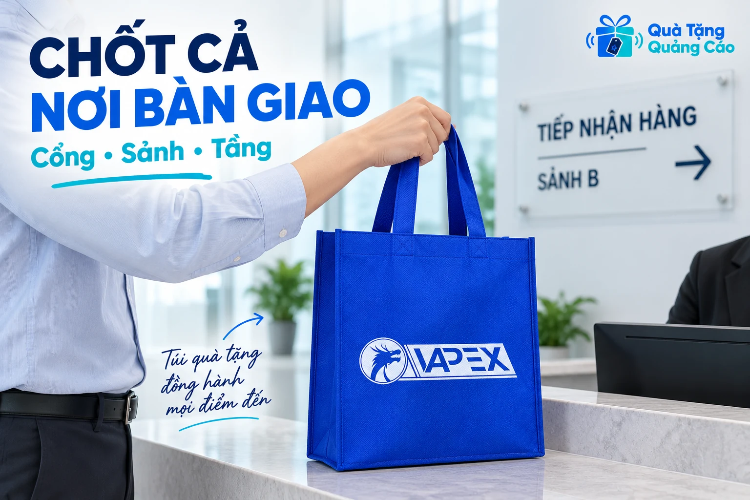 Mang túi quà đến quầy tiếp nhận có chỉ dẫn sảnh B trong tòa nhà